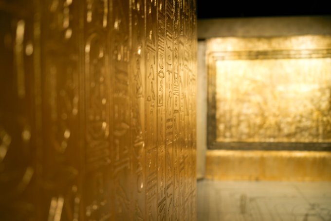Goldene Hieroglyphenwand im nachgebildeten Grab des Tutanchamun – eindrucksvoll beleuchtet und detailgetreu rekonstruiert.