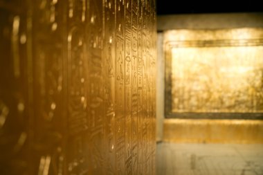 Goldene Hieroglyphenwand im nachgebildeten Grab des Tutanchamun – eindrucksvoll beleuchtet und detailgetreu rekonstruiert.