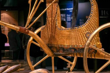 Vergoldeter Streitwagen aus dem Grab des Königs – ein Meisterwerk ägyptischer Handwerkskunst.