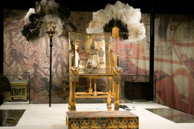 Thron und Kultobjekte Tutanchamuns in der rekonstruierten Vorkammer – Zeugnisse königlicher Pracht im Alten Ägypten.